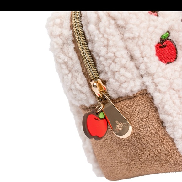 Hello Kitty Cream Fleece Make up Pouch - Picture 15 of 16